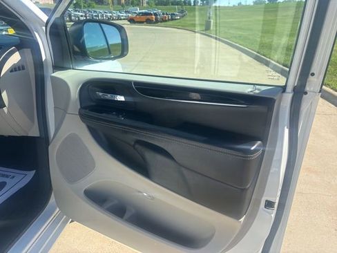 Used 2018 Dodge Grand Caravan SXT FWD image 9
