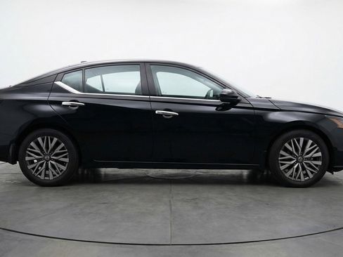 Used 2025 Nissan Altima 2.5 SV image 8