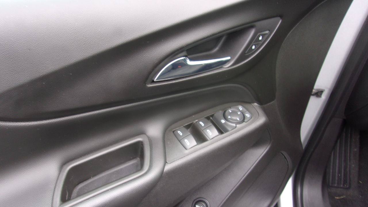 Used 2018 Chevrolet Equinox LT FWD image 9
