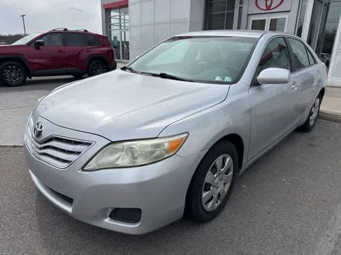 Used 2011 Toyota Camry LE image 1