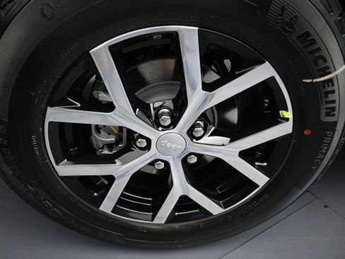 Used 2025 Jeep Grand Cherokee Limited image 35