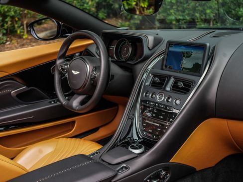 Used 2023 Aston Martin DB11 Volante RWD image 34