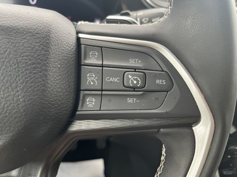 Used 2024 Jeep Grand Cherokee Laredo w/ Luxury Tech Group I AWD/4WD image 17