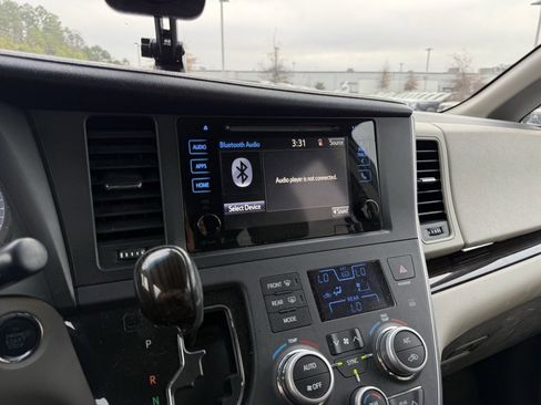 Used 2017 Toyota Sienna XLE image 16