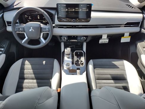 New 2026 Mitsubishi Outlander SE image 3