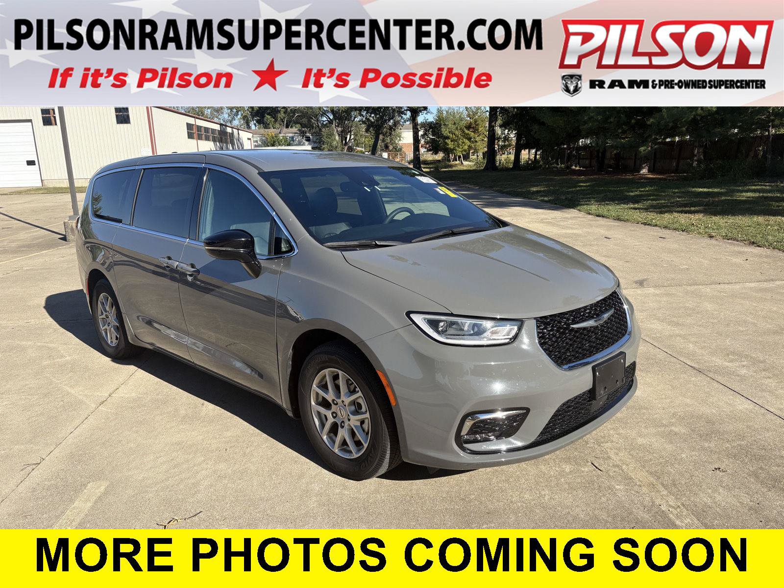 Used 2025 Chrysler Pacifica Select FWD image 1