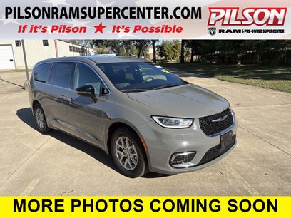 Used 2025 Chrysler Pacifica Select