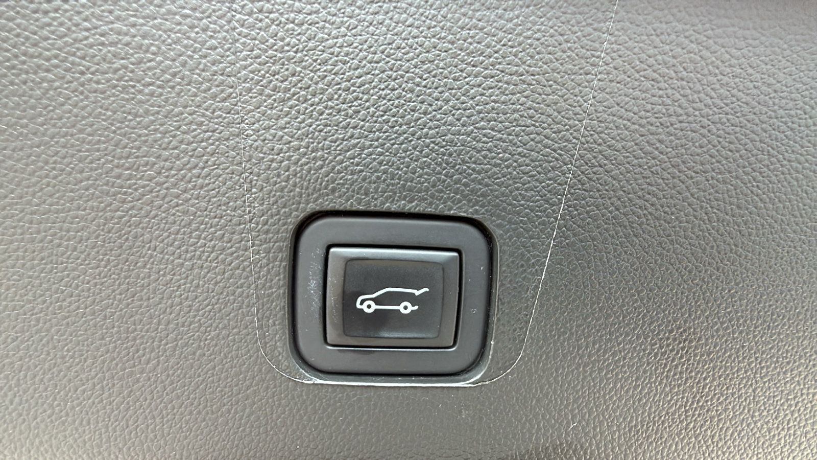 Used 2023 Chevrolet Traverse RS FWD image 8