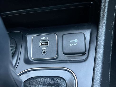 Used 2020 Jeep Cherokee Limited image 31