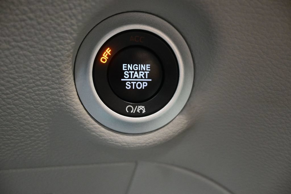 Used 2022 Chrysler Pacifica Limited AWD/4WD image 6