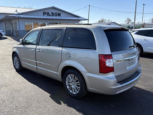 Used 2015 Chrysler Town & Country Touring-L w/ Driver Convenience Group image 21