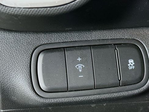 Used 2025 Hyundai Venue SEL image 17