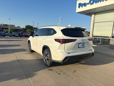 Used 2020 Toyota Highlander XLE AWD/4WD image 7