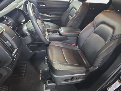 Used 2025 Nissan Pathfinder SL FWD image 15