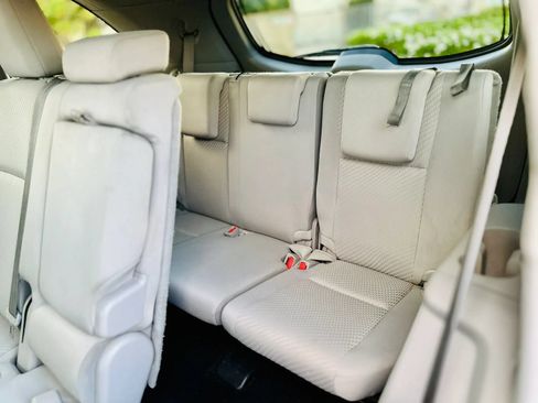 Used 2018 Toyota Highlander LE w/ Carpet Mat Package (TMS) FWD image 11