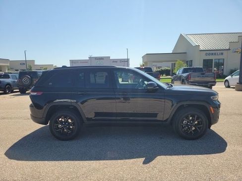 New 2025 Jeep Grand Cherokee Laredo image 21
