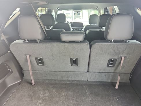 Used 2025 Chevrolet Traverse LT FWD image 26
