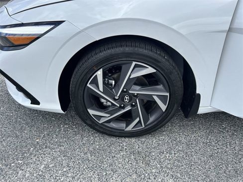 New 2025 Hyundai Elantra Limited image 32