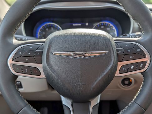 Used 2023 Chrysler Pacifica Touring-L image 27