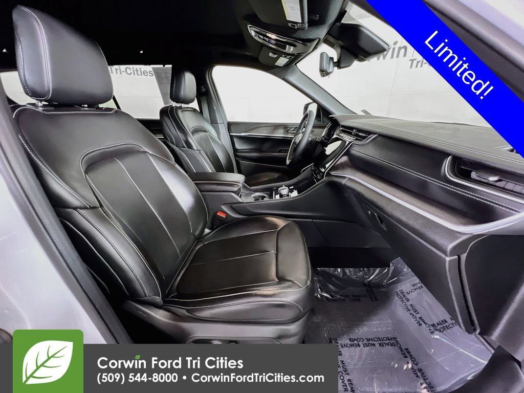 Used 2025 Jeep Grand Cherokee L Limited w/ Luxury Tech Group II AWD/4WD image 18