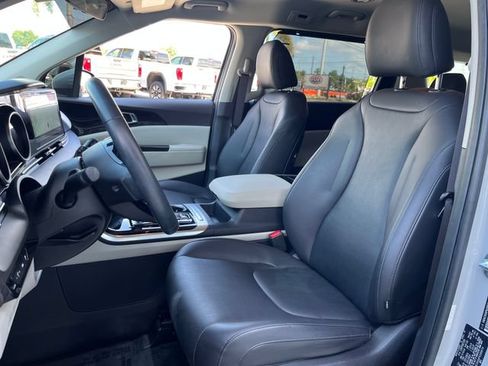 Used 2023 Kia Carnival EX FWD image 15