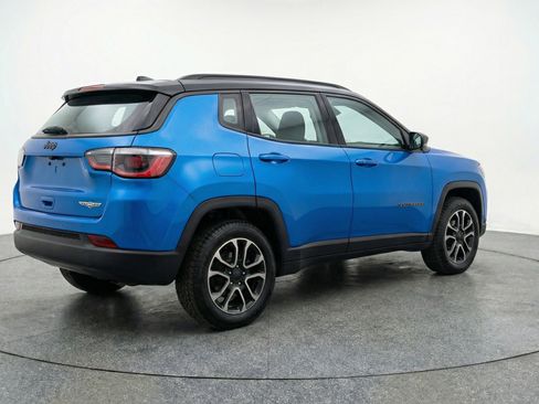Used 2025 Jeep Compass Trailhawk image 9