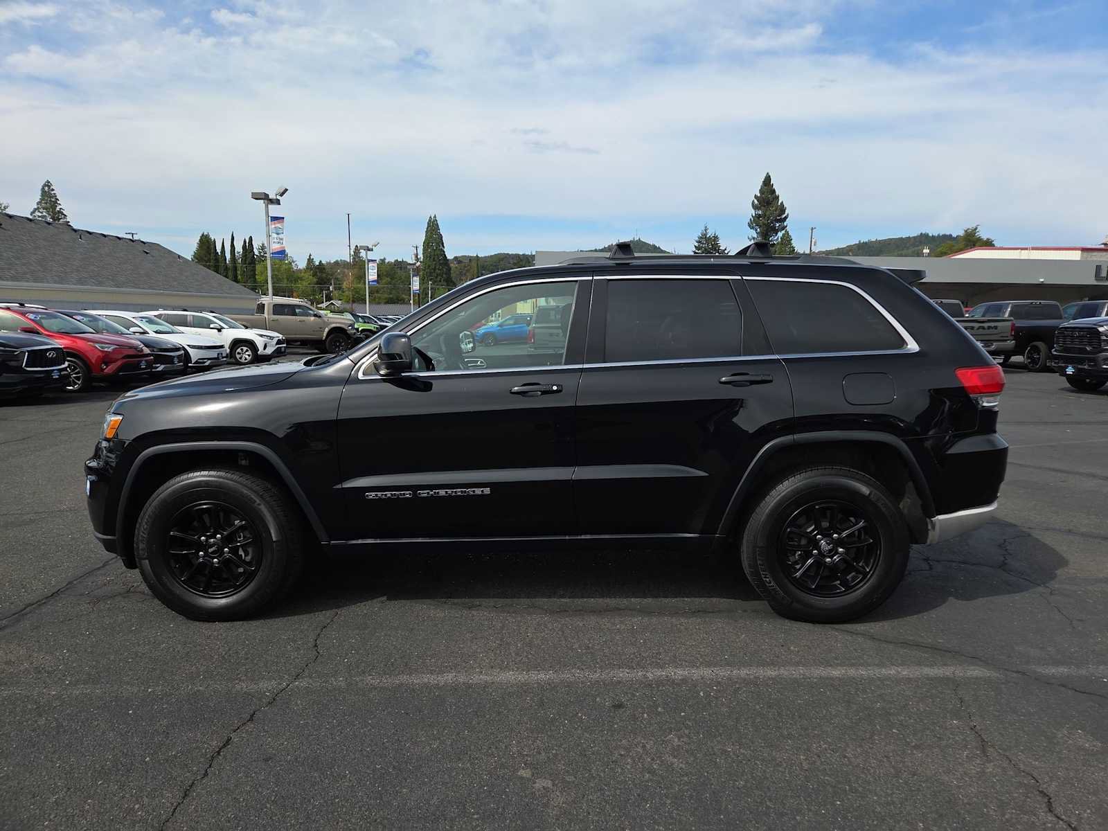 Used 2018 Jeep Grand Cherokee Laredo AWD/4WD image 11