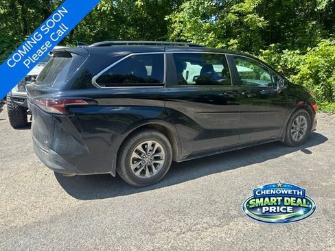 Used 2025 Toyota Sienna LE w/ LE Plus Package AWD/4WD image 4