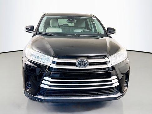Used 2018 Toyota Highlander LE image 2