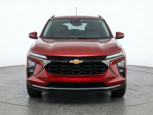 Used 2025 Chevrolet Trax LT FWD image 2
