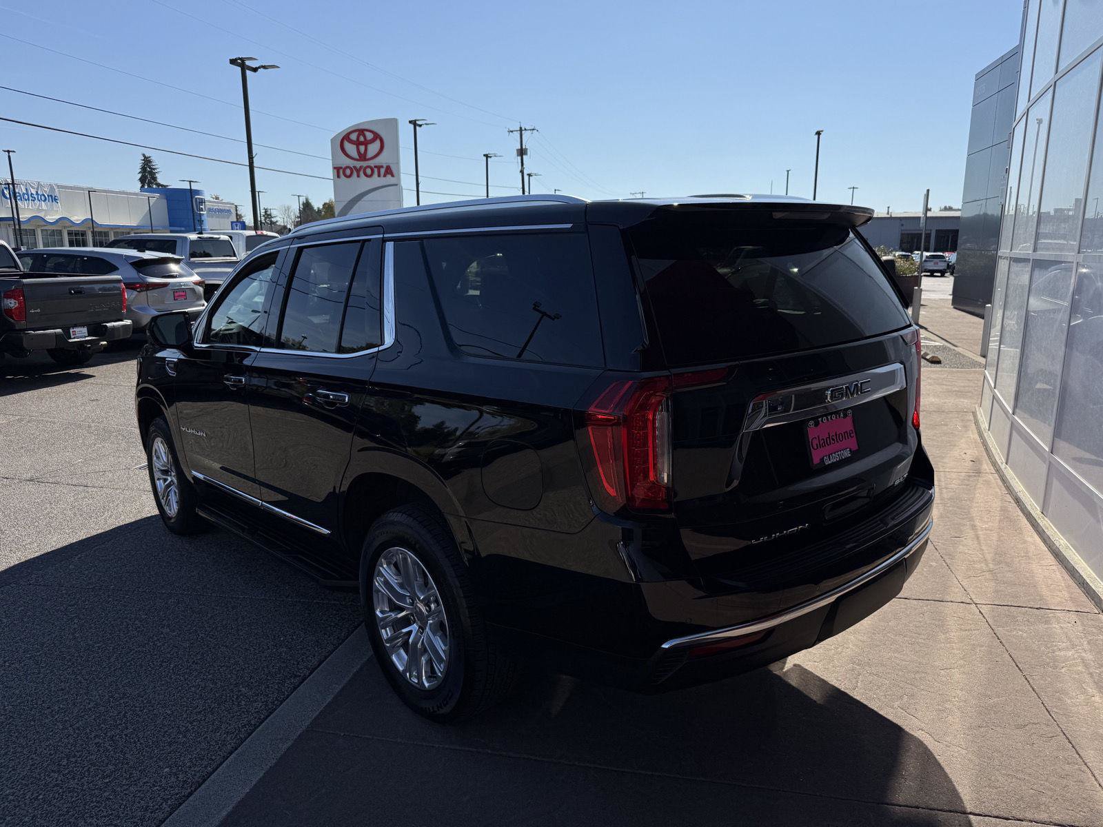 Used 2024 GMC Yukon SLT w/ SLT Luxury Package AWD/4WD image 4