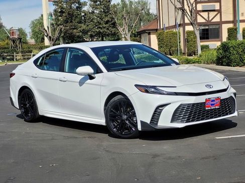 Used 2025 Toyota Camry SE image 2