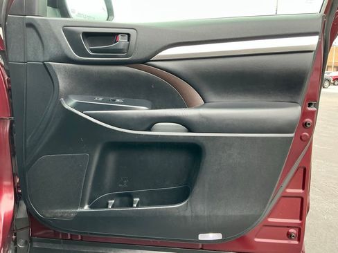Used 2019 Toyota Highlander Plus w/ Carpet Mat Package (TMS) FWD image 23