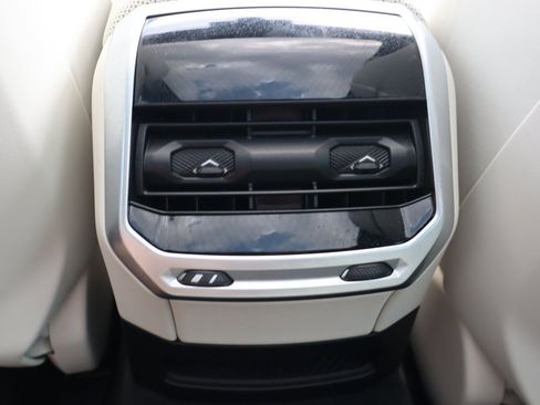Used 2023 BMW i7 xDrive60 w/ Parking Assistance Package AWD/4WD image 17