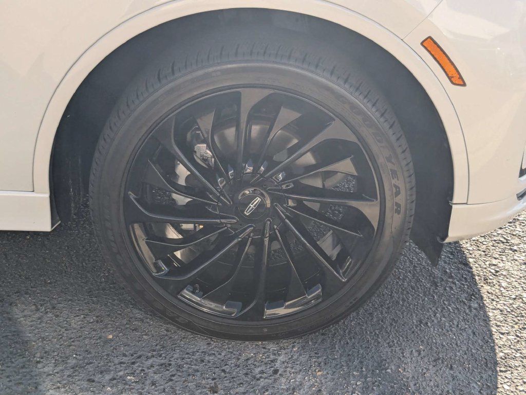Used 2025 Lincoln Aviator Reserve w/ Equipment Group 201A AWD/4WD image 13
