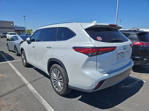 Used 2023 Toyota Highlander Platinum image 2
