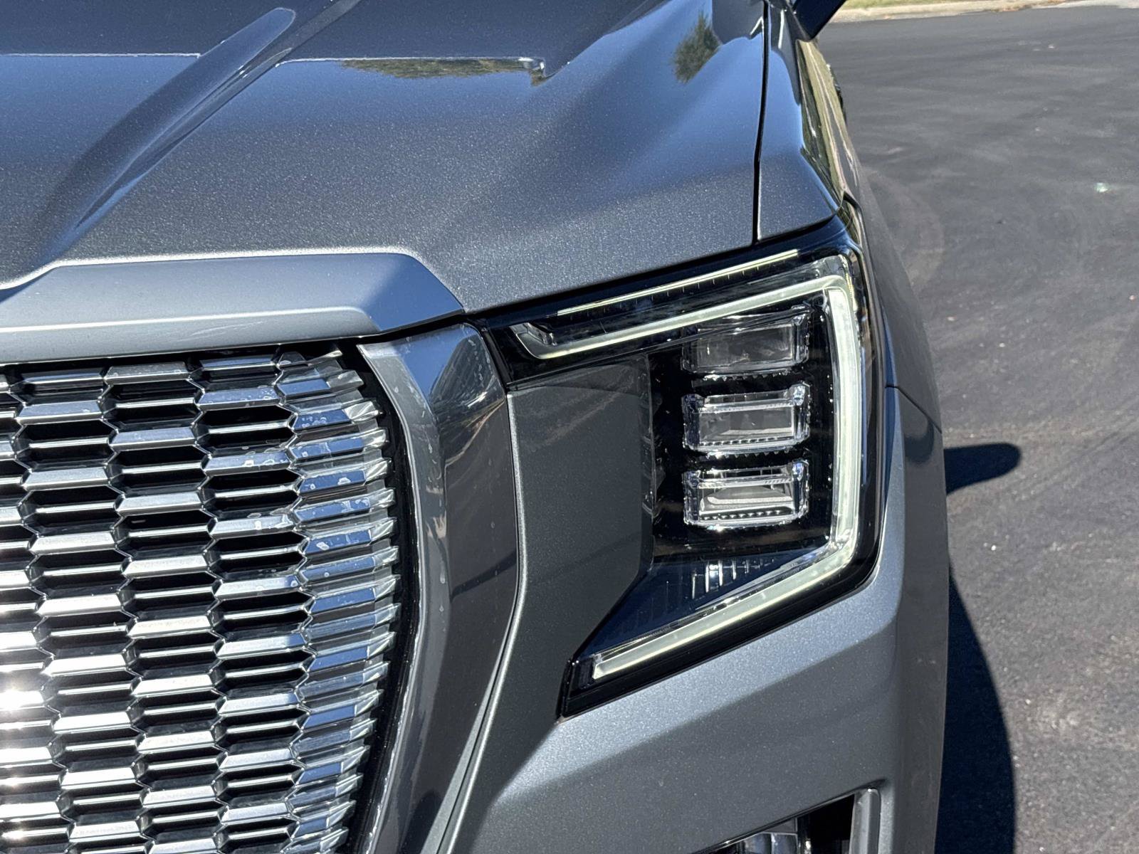 Used 2023 GMC Yukon Denali w/ Advanced Technology Package AWD/4WD image 11