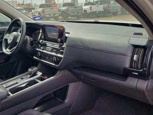 Used 2025 Nissan Pathfinder SV FWD image 21