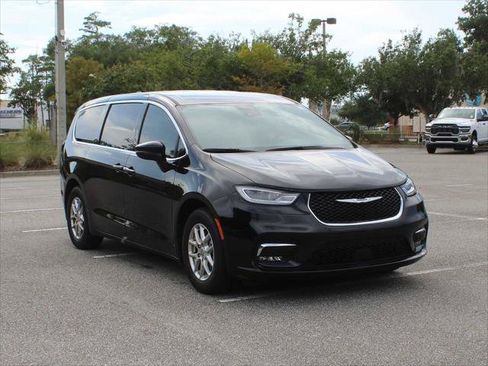 Certified 2025 Chrysler Pacifica Select FWD image 2