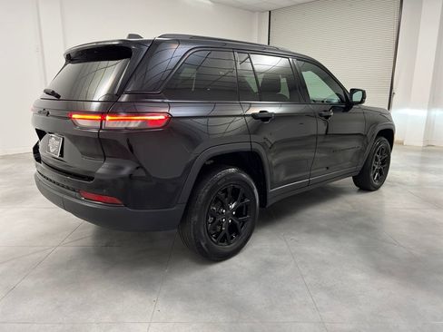 Used 2025 Jeep Grand Cherokee Altitude image 7