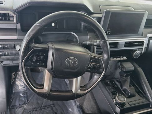 Used 2025 Toyota 4Runner SR5 AWD/4WD image 17