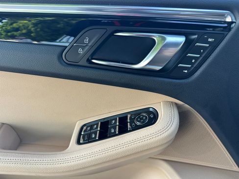 Certified 2026 Porsche Macan AWD/4WD image 12