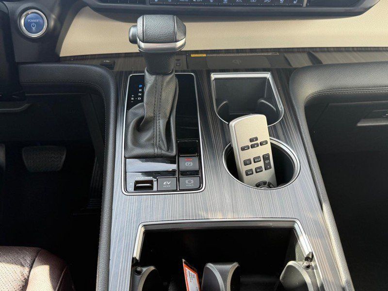 Used 2023 Toyota Sienna Platinum AWD/4WD image 22