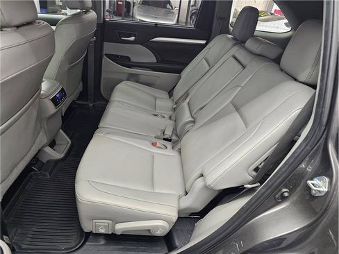 Used 2019 Toyota Highlander XLE FWD image 11