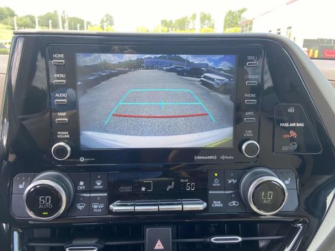 Used 2022 Toyota Highlander XLE FWD image 25