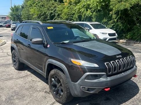 Used 2016 Jeep Cherokee Trailhawk w/ Comfort/Convenience Group AWD/4WD image 3