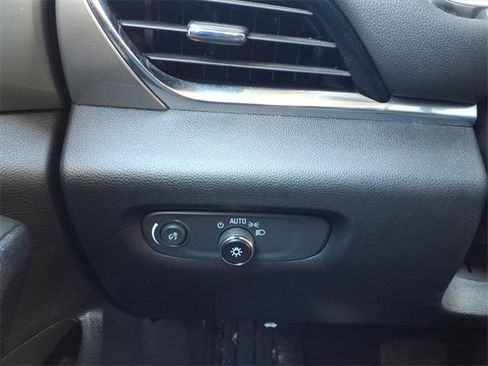 Used 2023 Chevrolet Traverse LT image 15