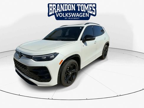 Certified 2026 Volkswagen Tiguan SE R-Line FWD image 3