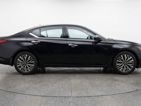 Used 2025 Nissan Altima 2.5 SV FWD image 11