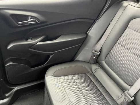 Used 2025 Chevrolet Trax LT w/ LT Convenience Package image 38